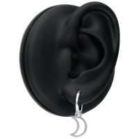 Silberne Mini Moon Hoops an einem schwarzen Ohrmodell