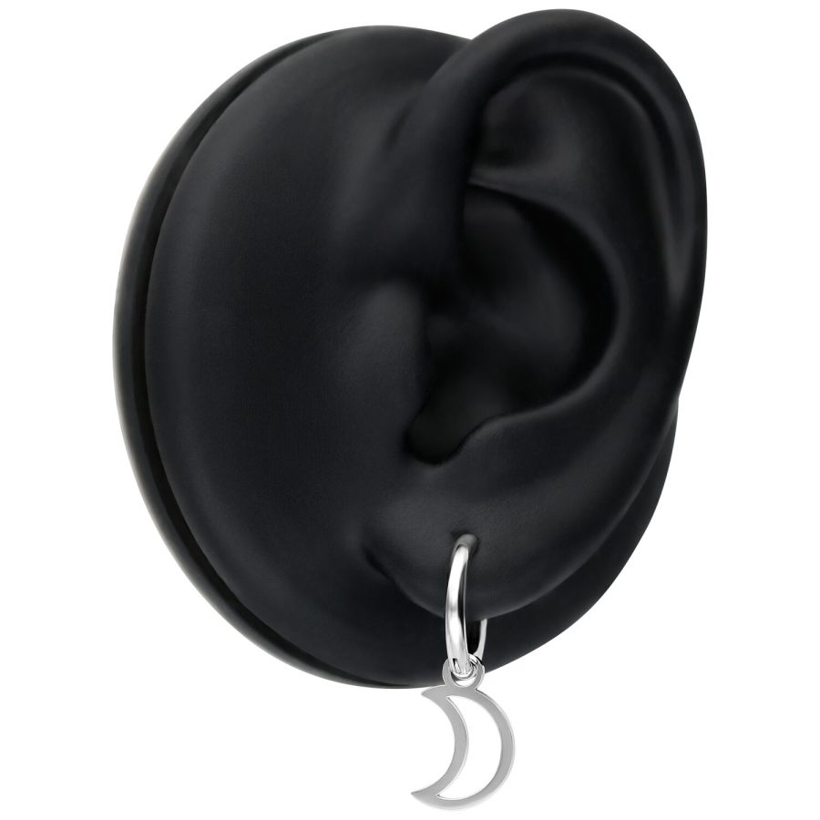 Silberne Mini Moon Hoops an einem schwarzen Ohrmodell