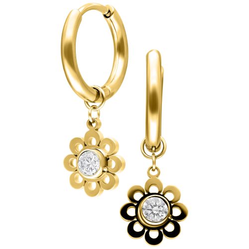 Zwei goldene Kreolen mit blumenförmigem Anhänger und Kristall in der Mitte auf weißem Hintergrund
