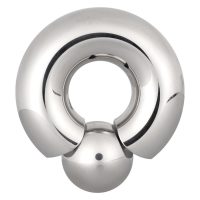 Silberner Monster Screw In Ring aus Chirurgenstahl mit Kugelverschluss auf weißem Hintergrund