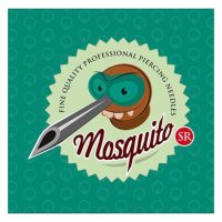 Grüne Mosquito Piercingnadeln Box mit Logo und Nadelgrafik
