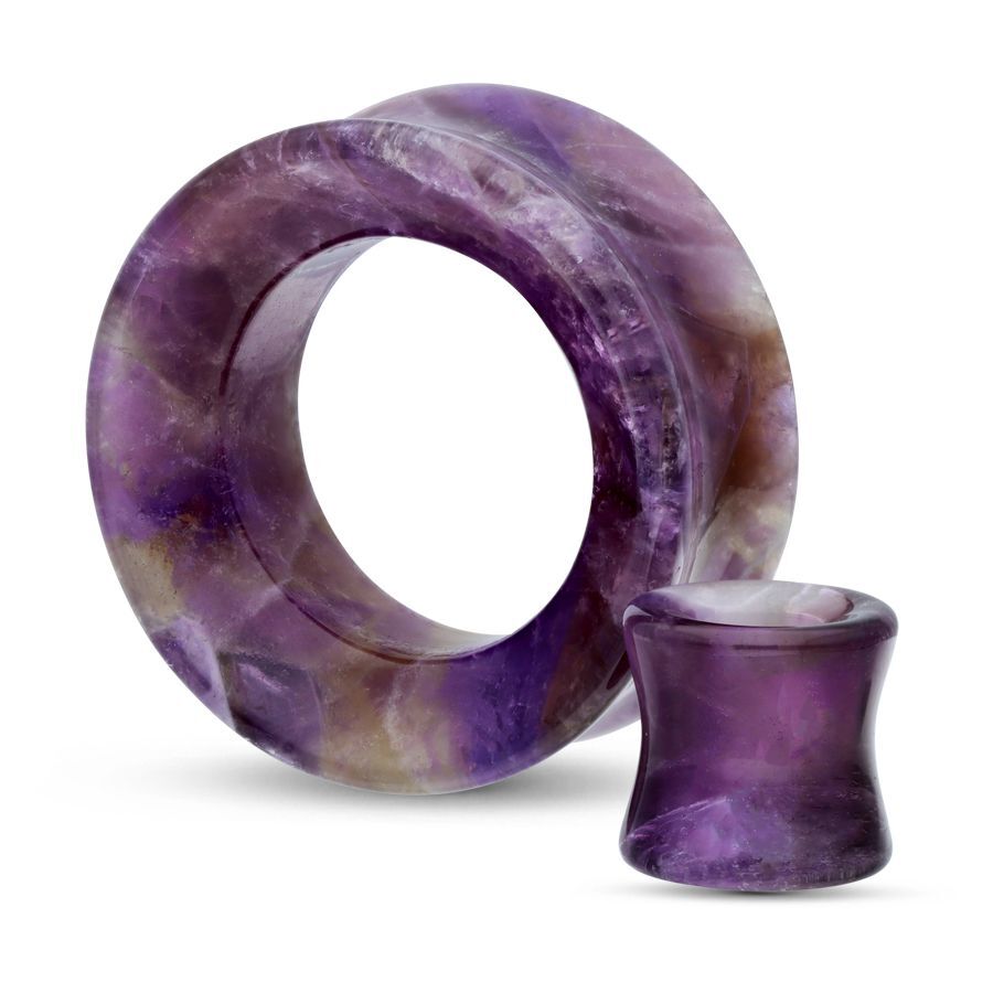 Lila Amethyst Tunnel und Plug aus Stein auf weißem Hintergrund