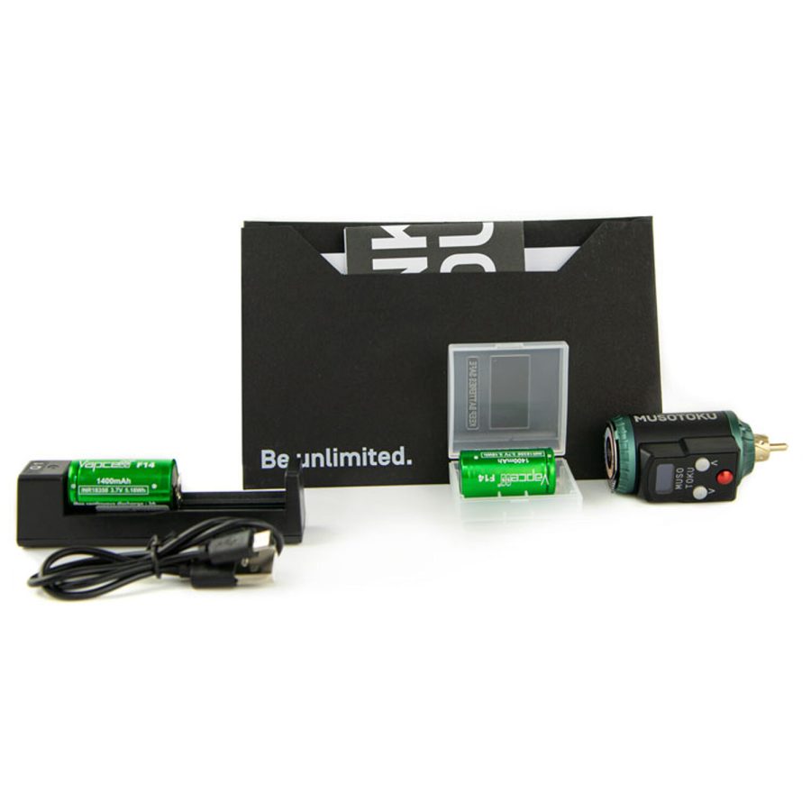 Grünes Rover R-1 RCA Akku-Pack mit Zubehör auf weißem Hintergrund
