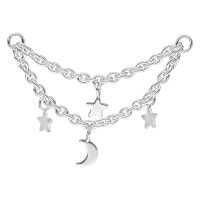 Zweireihige silberfarbene Piercingkette mit Mond und Sternen auf weißem Hintergrund