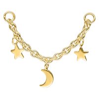 Goldene Piercingkette mit Mond und Sternen auf weißem Hintergrund