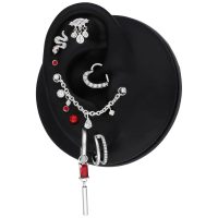 Silberne Piercingkette mit klaren Kristalltropfen an schwarzem Modell
