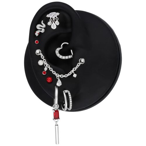 Silberne Piercingkette mit klaren Kristalltropfen an schwarzem Modell