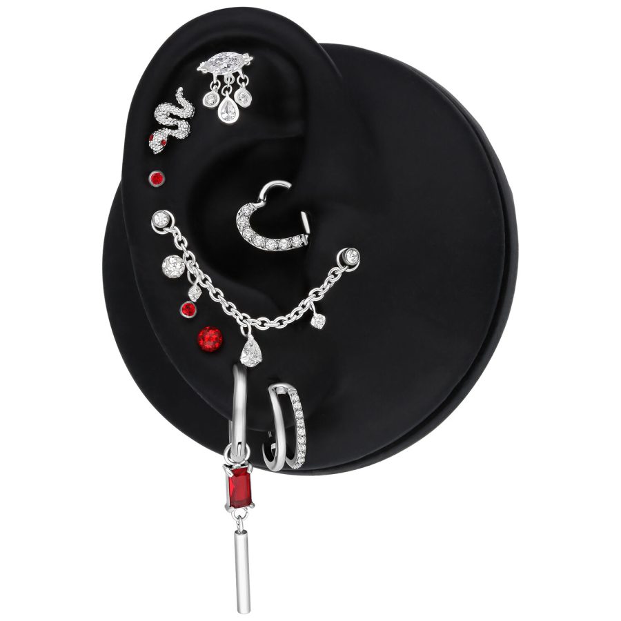 Silberne Piercingkette mit klaren Kristalltropfen an schwarzem Modell
