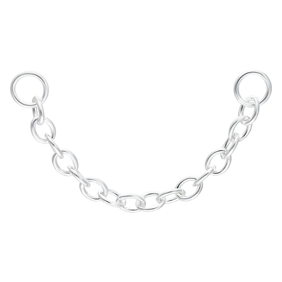Silberne Piercing-Kette mit 30mm Länge auf weißem Hintergrund