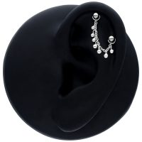 Schwarze Piercingkette mit kleinen Kugeln, 20mm Länge, an einem Ohrmodell