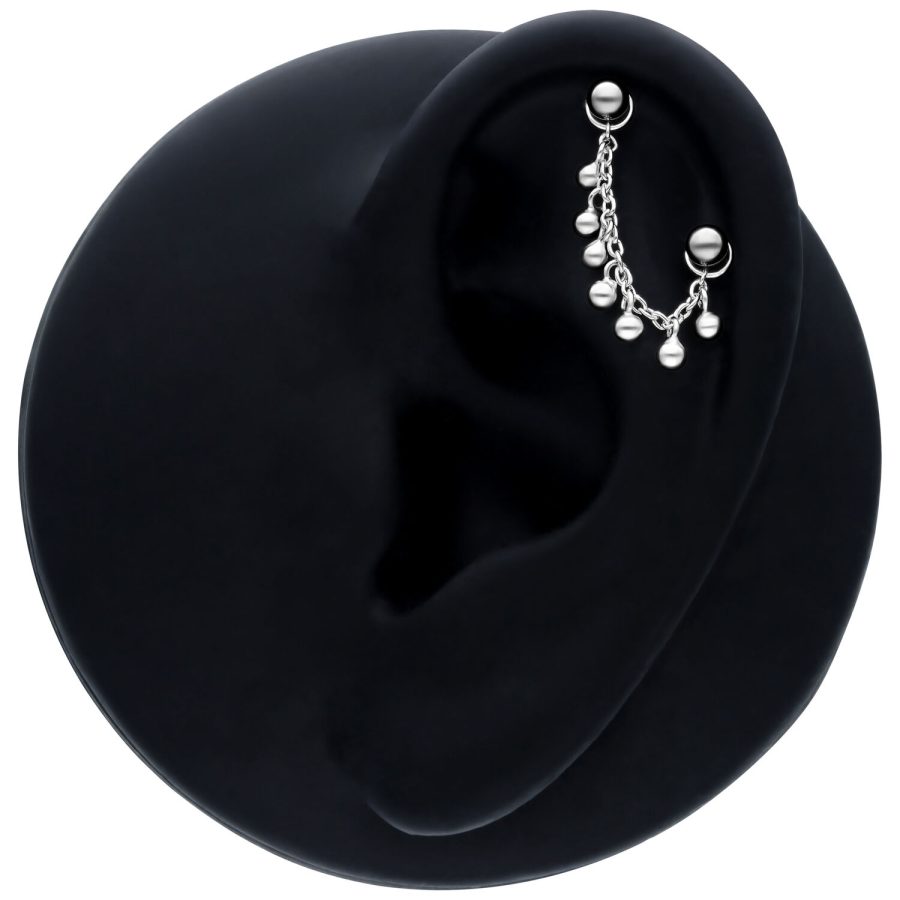 Schwarze Piercingkette mit kleinen Kugeln, 20mm Länge, an einem Ohrmodell