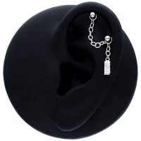 Schwarze Piercingkette mit Hänge-Baguette-Kristall an einem Ohrmodell