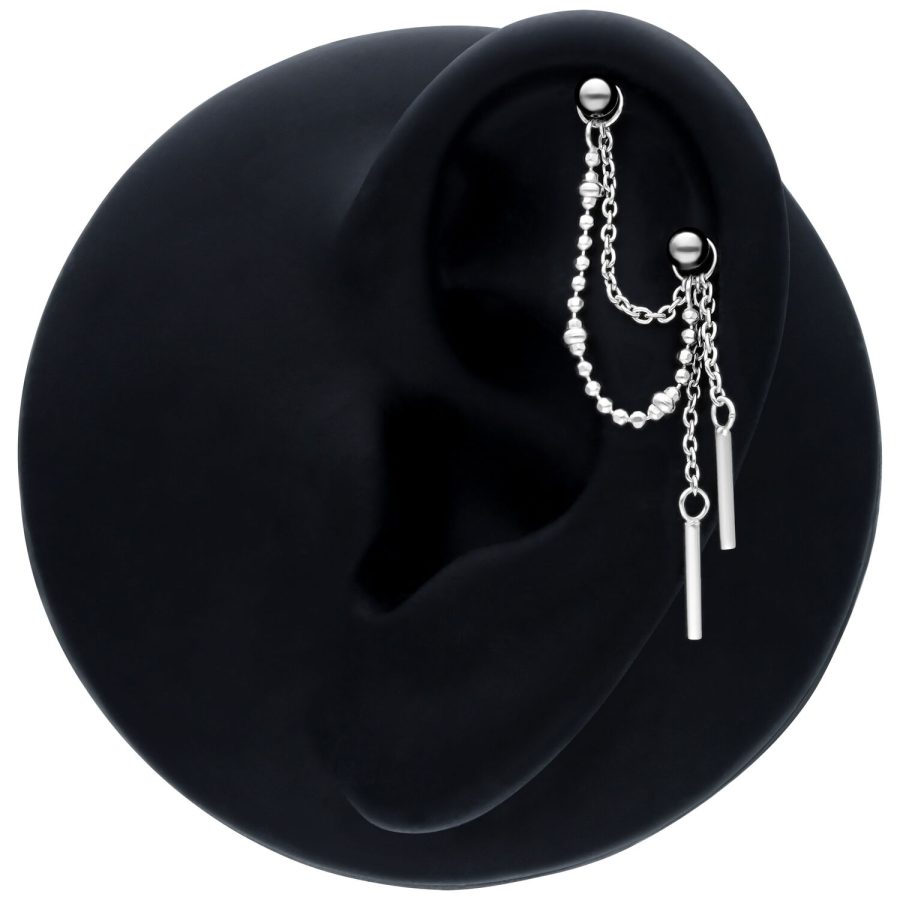 Schwarze 20 mm Piercingkette aus Silber mit Kettenanhänger auf schwarzem Hintergrund