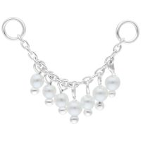 Silberne Piercingkette mit kleinen Perlen auf weißem Hintergrund