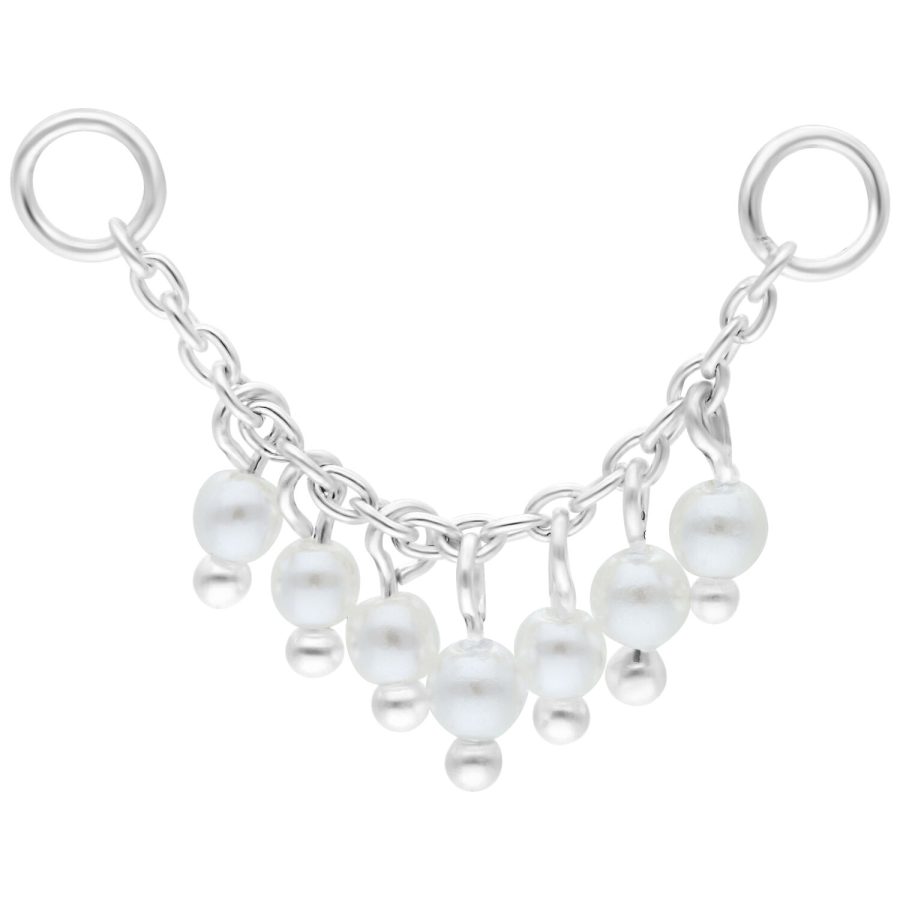 Silberne Piercingkette mit kleinen Perlen auf weißem Hintergrund