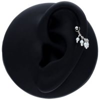 Schwarze Piercingkette mit kleinen Perlen an einem Ohr auf schwarzem Hintergrund