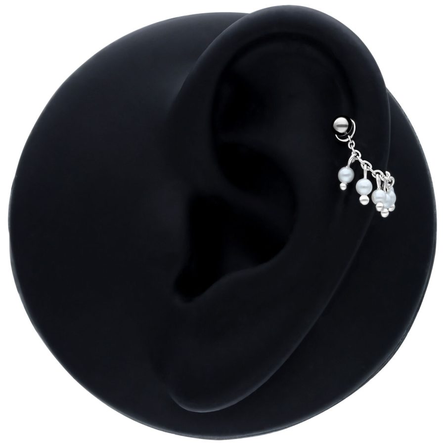 Schwarze Piercingkette mit kleinen Perlen an einem Ohr auf schwarzem Hintergrund