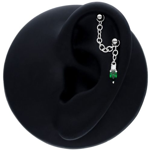 Schwarze Piercingkette mit smaragdgrünem Kristall an schwarzem Ohrmodell