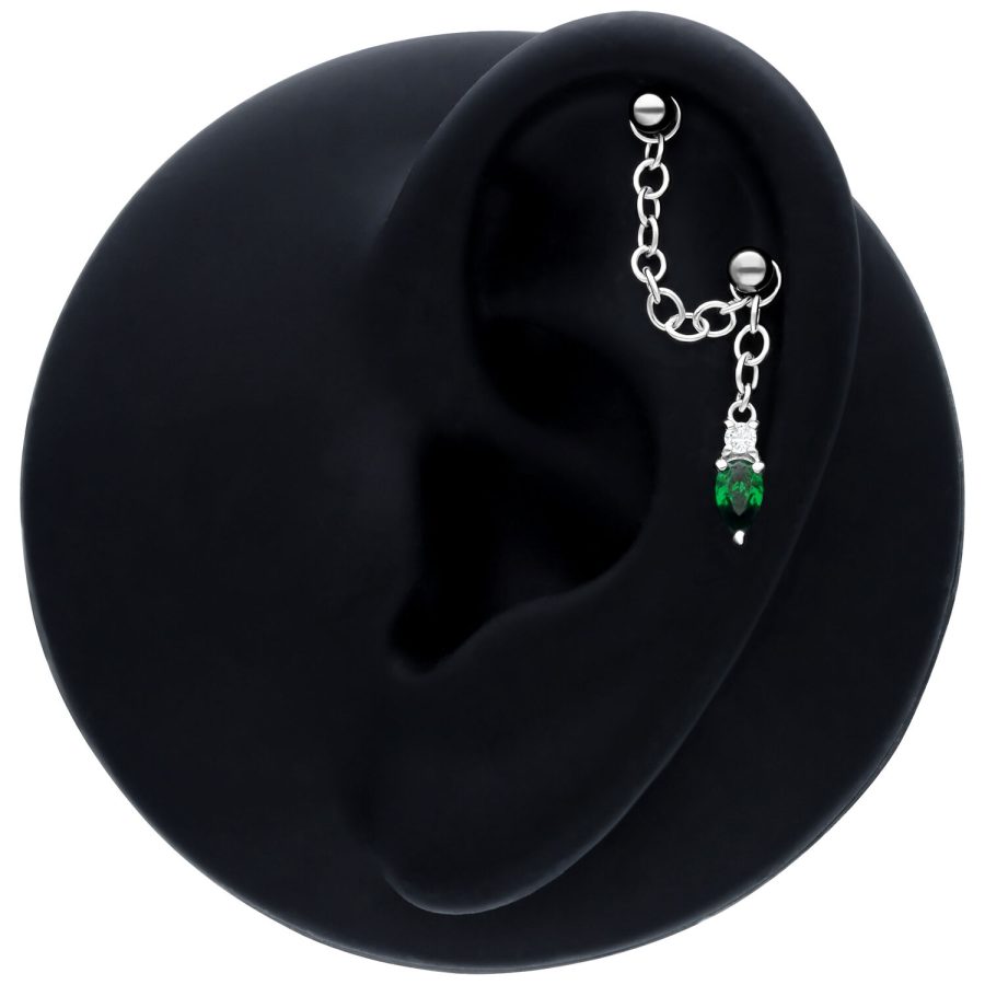 Schwarze Piercingkette mit smaragdgrünem Kristall an schwarzem Ohrmodell