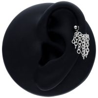 Schwarze Tassle Piercingkette aus Silber am Ohr, 20mm Länge