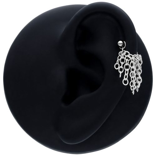 Schwarze Tassle Piercingkette aus Silber am Ohr, 20mm Länge