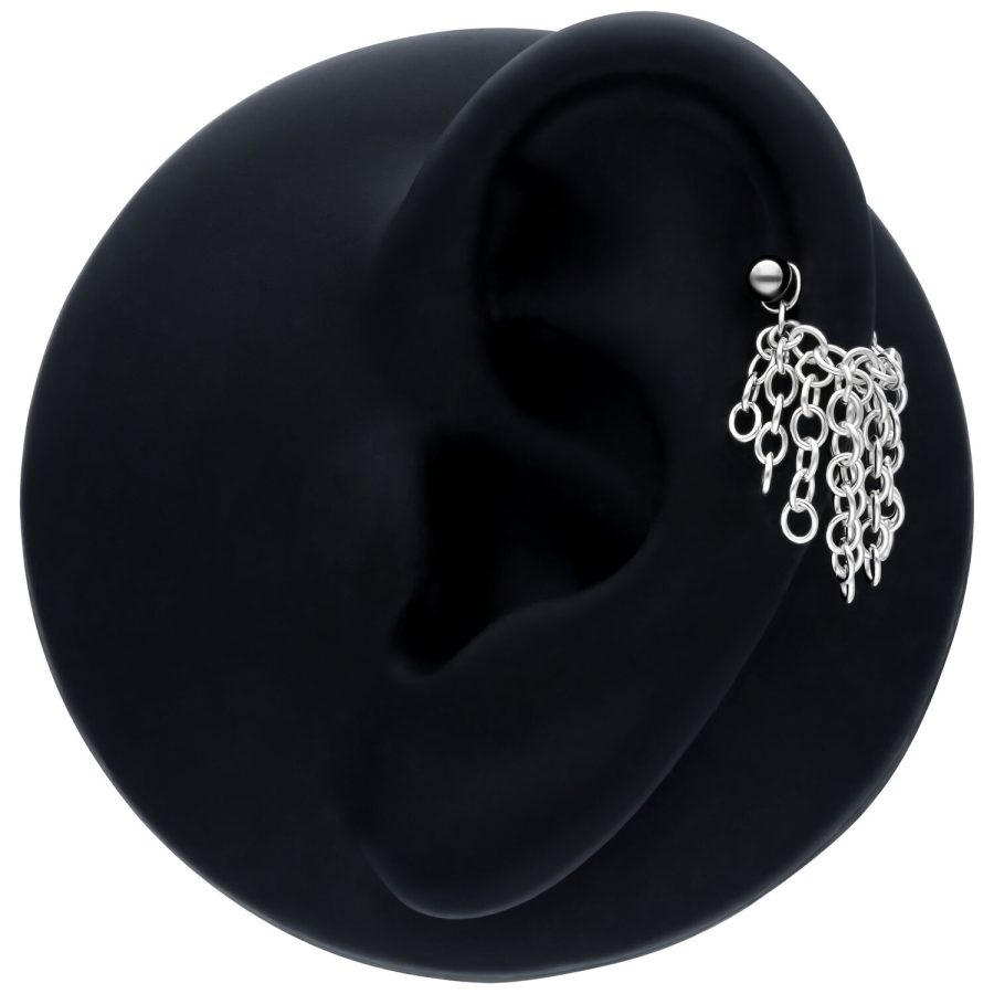 Schwarze Tassle Piercingkette aus Silber am Ohr, 20mm Länge