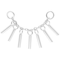 Silberne Piercing-Kette mit sieben hängenden Anhängern auf weißem Hintergrund