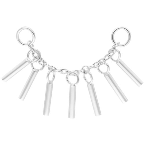 Silberne Piercing-Kette mit sieben hängenden Anhängern auf weißem Hintergrund