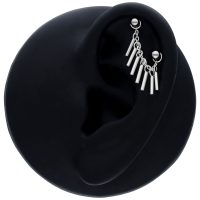 Schwarze Piercingkette mit 20mm Länge an einem schwarzen Ohr auf weißem Hintergrund