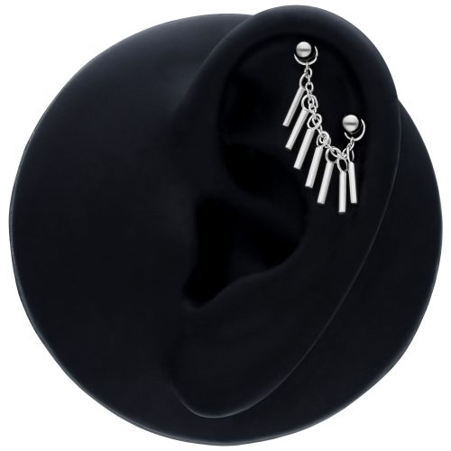Schwarze Piercingkette mit 20mm Länge an einem schwarzen Ohr auf weißem Hintergrund