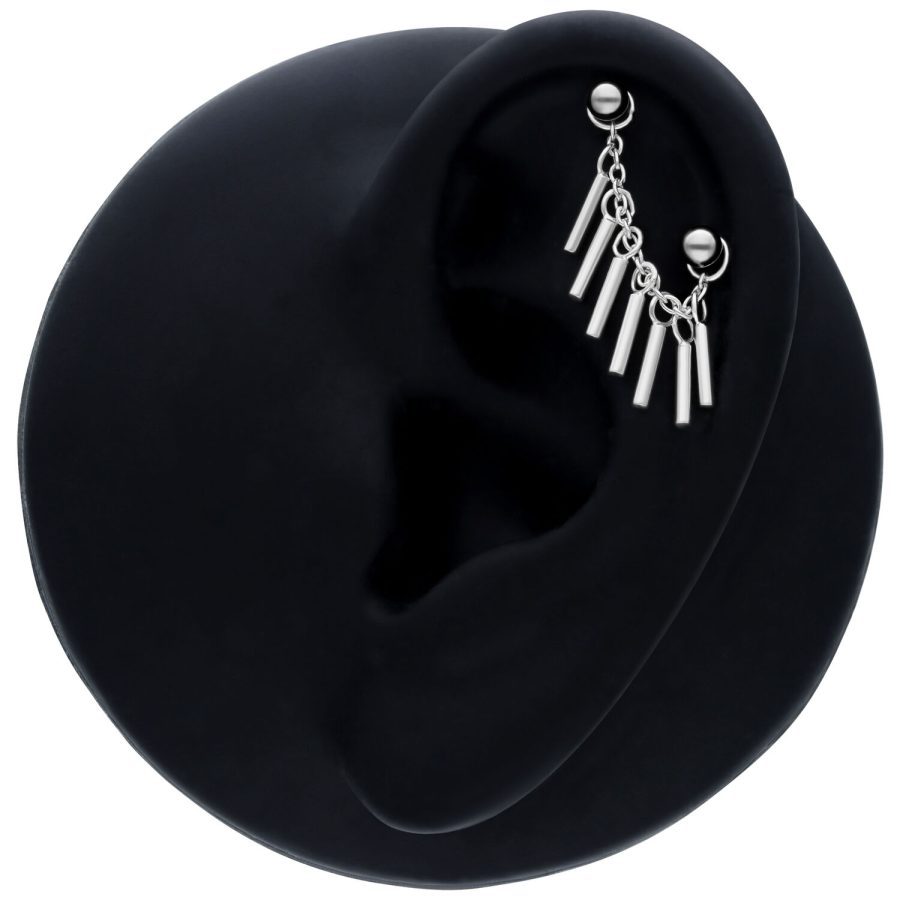 Schwarze Piercingkette mit 20mm Länge an einem schwarzen Ohr auf weißem Hintergrund