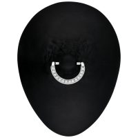 Silberner Nipple Clicker mit funkelnden Kristallen auf schwarzem Hintergrund