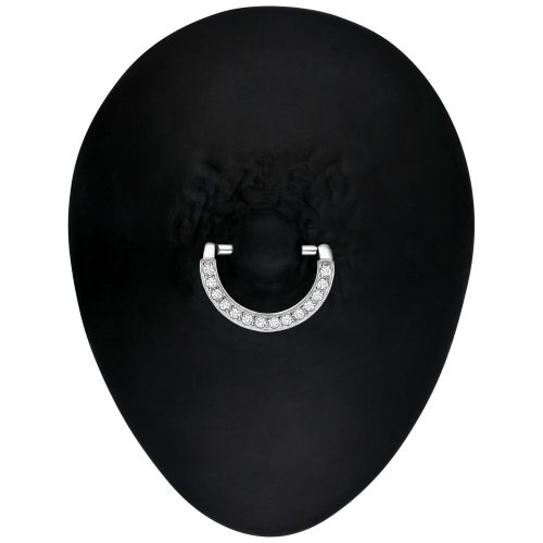 Silberner Nipple Clicker mit funkelnden Kristallen auf schwarzem Hintergrund