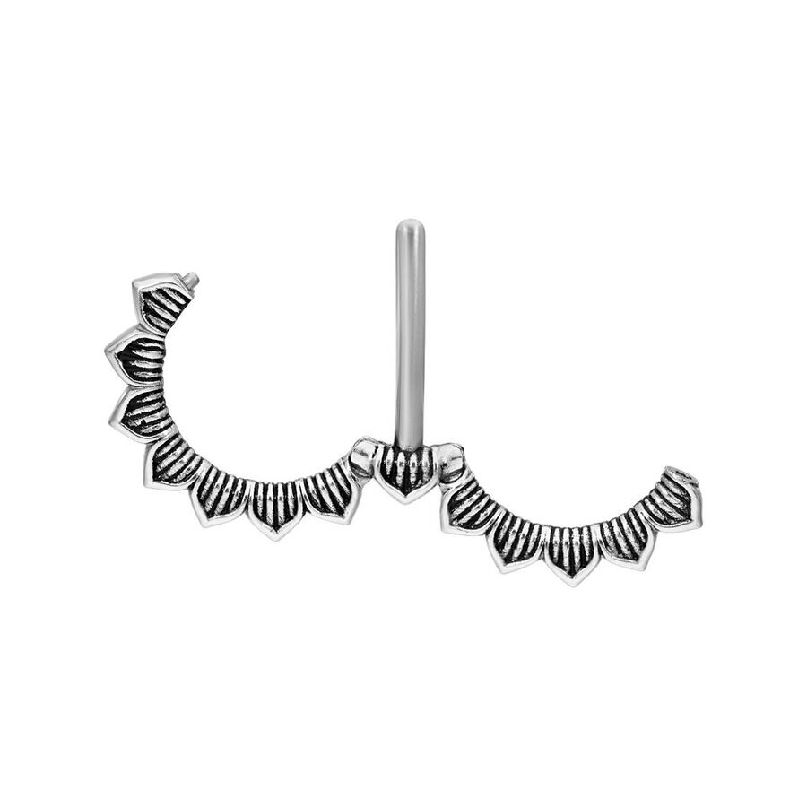 Silberner Nipple Clicker mit blumenförmigem Design aus Chirurgenstahl auf weißem Hintergrund