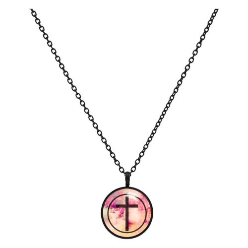 Schwarze Kette mit rosa Anhänger und Kreuzmotiv auf weißem Hintergrund