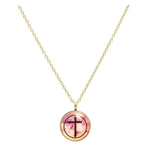 Goldene Kette mit rundem Anhänger und schwarzem Kreuz auf pinkem Hintergrund