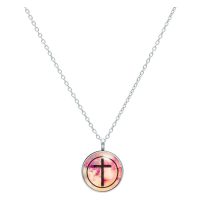 Silberne Kette mit rundem Anhänger, schwarzes Kreuz auf pinkem Hintergrund
