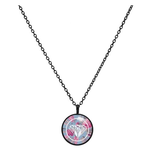 Schwarze Kette mit rundem Anhänger, blau und rosa Diamantmuster, auf weißem Hintergrund