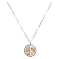 Silberne Kette mit Peace-Anhänger im Rosenmuster auf weißem Hintergrund