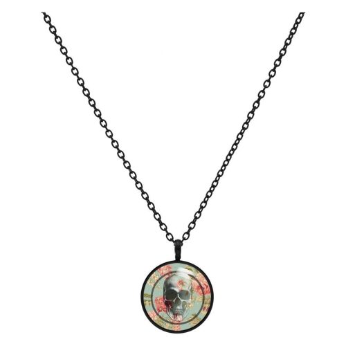 Schwarze Metallkette mit rundem Totenkopf-Anhänger auf weißem Hintergrund