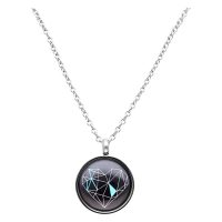 Silberne Kette mit geometrischem Herzanhänger auf weißem Hintergrund