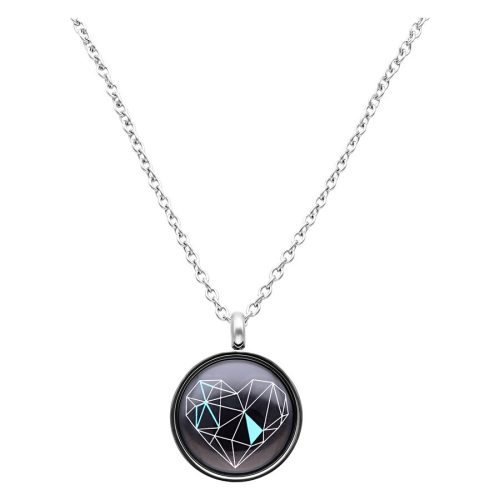 Silberne Kette mit geometrischem Herzanhänger auf weißem Hintergrund