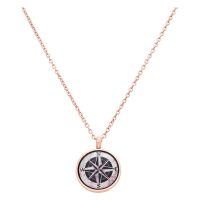 Roségoldene Kette mit Kompass-Anhänger auf weißem Hintergrund