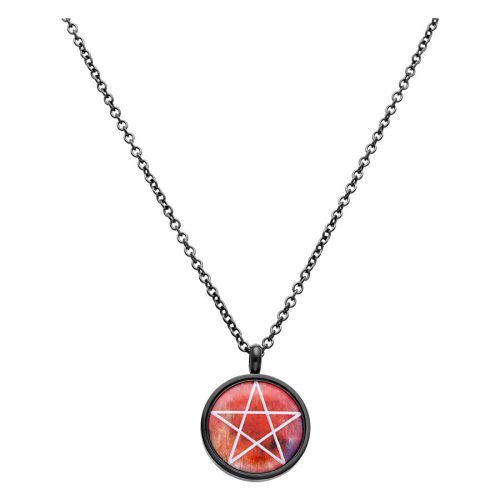 Schwarze Pentagram Kette aus Chirurgenstahl mit rotem Anhänger auf weißem Hintergrund