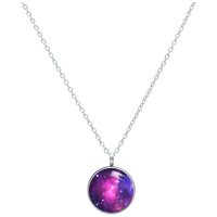 Silberne Kette mit rundem pink-lila Galaxy-Anhänger auf weißem Hintergrund