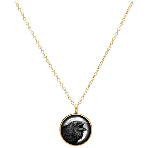Goldene Kette mit rundem Raben-Anhänger auf weißem Hintergrund