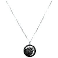 Silberne Kette mit rundem Anhänger und Rabenmotiv auf weißem Hintergrund