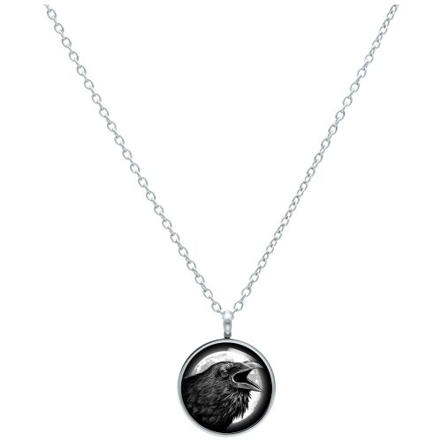 Silberne Kette mit rundem Anhänger und Rabenmotiv auf weißem Hintergrund