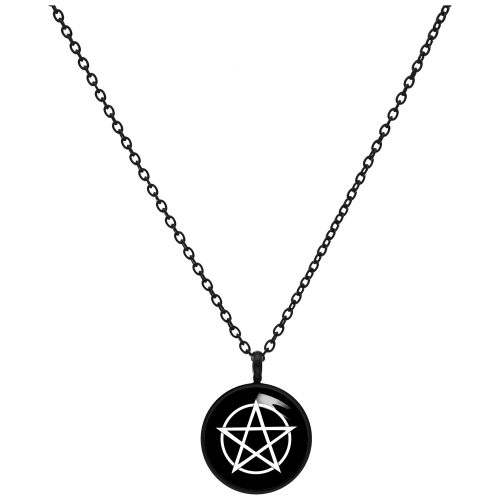 Schwarze Kette mit Pentagramm-Anhänger auf weißem Hintergrund