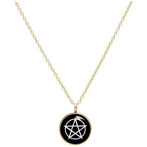 Goldene Kette mit Pentagramm-Anhänger auf weißem Hintergrund